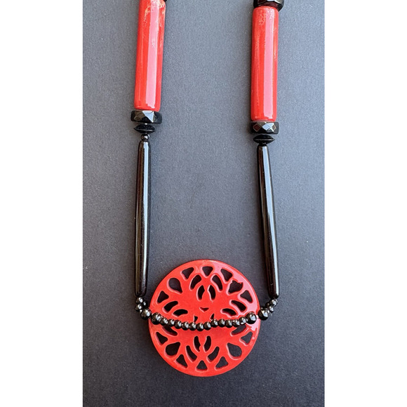 Vintage Joan Rivers Acrylic Lucite Cutout Red & Black Necklace Unique Rare 36" - Picture 2 of 6